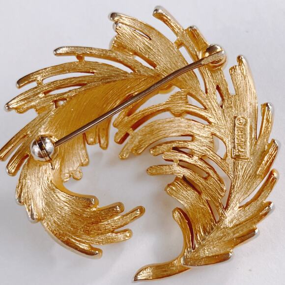 VTG Signed Trifari Brooch Mid Century Gold Tone Faux Pearl Swirl Leaf 1950s - Picture 9 of 11